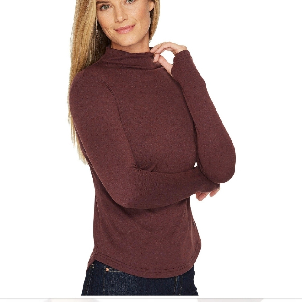 Mountain hardwear daisy chain t-neck XS